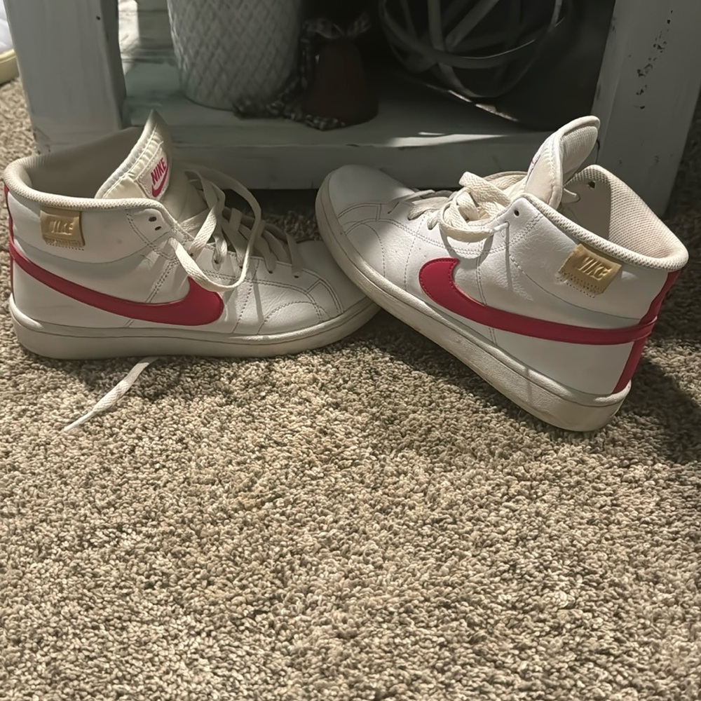 White pink Nike